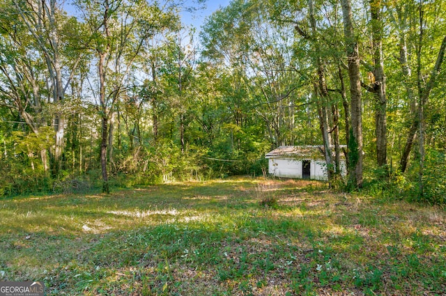 view of yard featuring an outbuilding