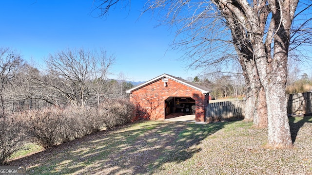 view of yard with an outbuilding