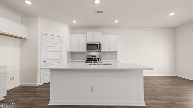 kitchen featuring stainless steel appliances, crown molding, sink, white cabinets, and an island with sink