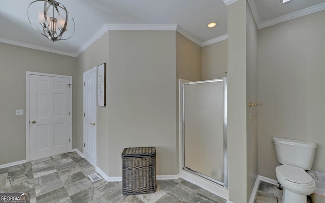 bathroom with an inviting chandelier, crown molding, toilet, and walk in shower