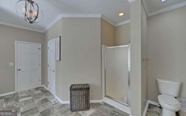 715 Cross Creek Dr, Toccoa, GA 30577 - bathroom featuring a shower stall, crown molding, baseboards, toilet, and a chandelier