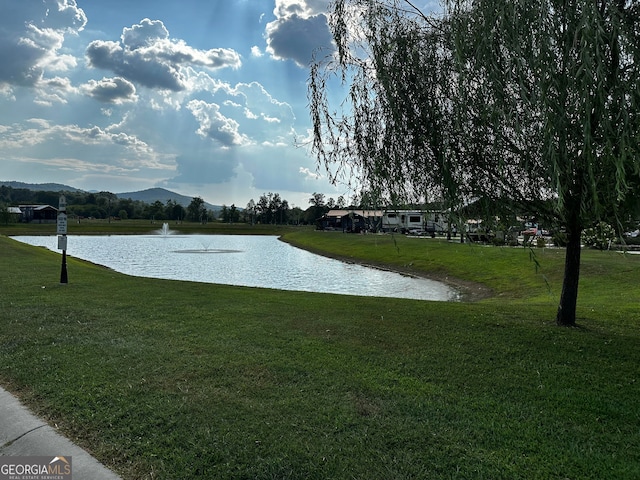 water view with a mountain view