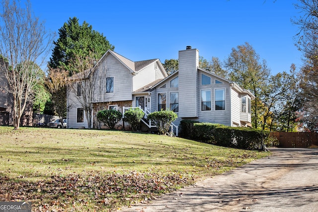 front facade featuring a front lawn