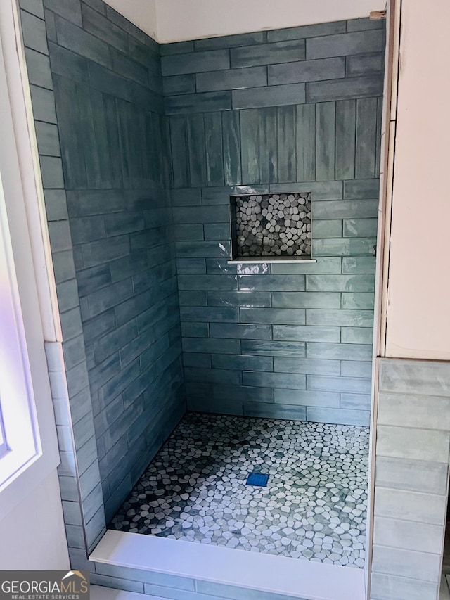 bathroom featuring tiled shower