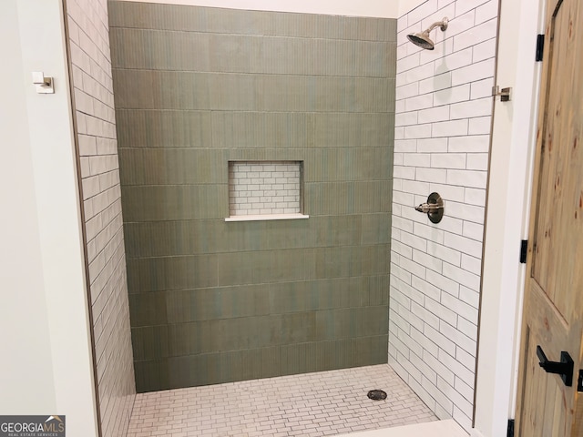 bathroom featuring tiled shower