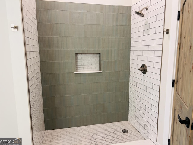 full bathroom featuring a tile shower