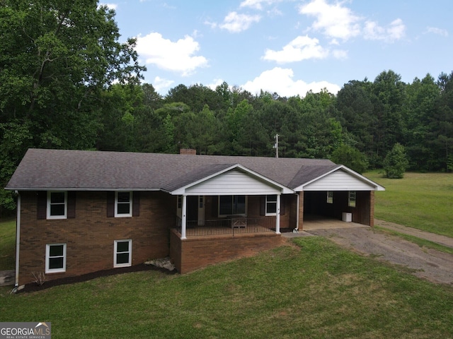 view of front of house featuring a porch, a carport, and a front lawn