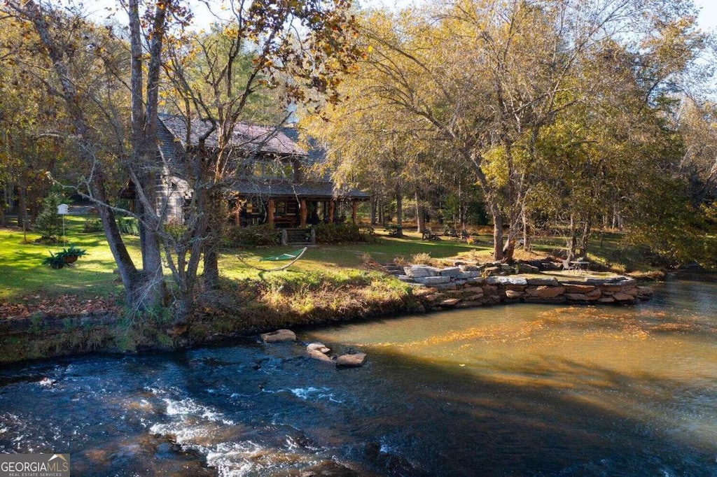 view of yard featuring a water view