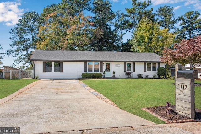 ranch-style house featuring a front yard