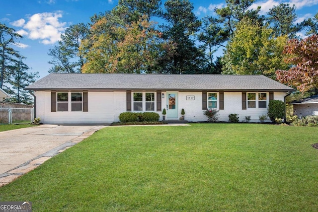 single story home featuring a front yard