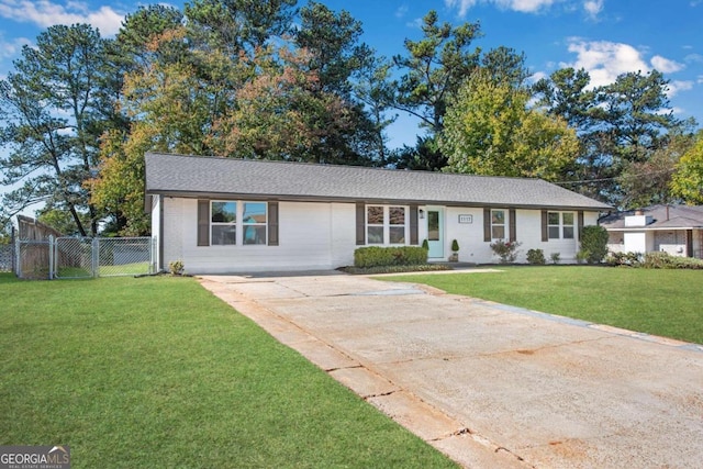 ranch-style house featuring a front yard