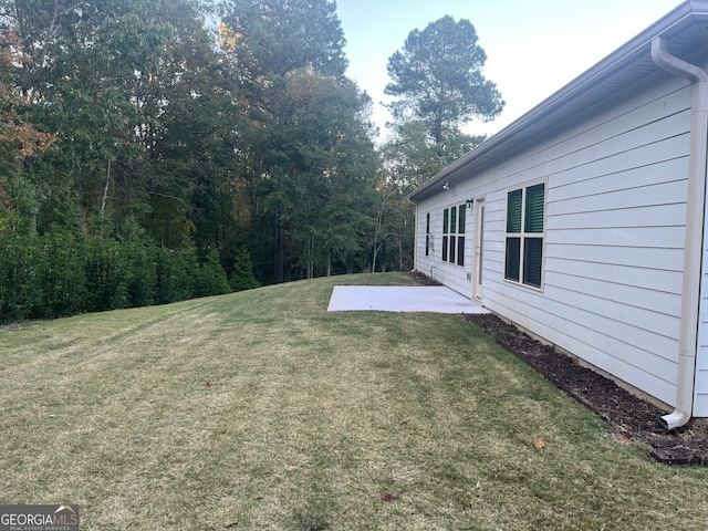 view of yard featuring a patio area