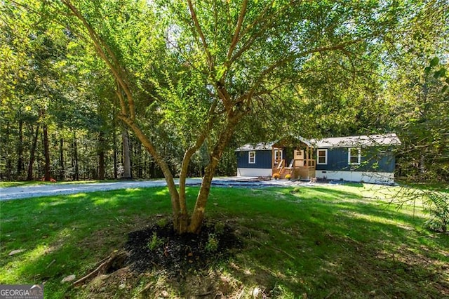 view of front of house featuring a front lawn