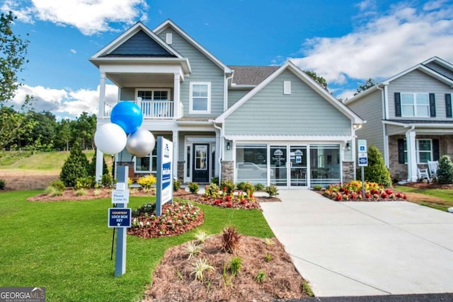 craftsman-style house featuring a front lawn