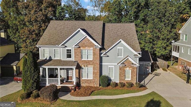 front facade featuring a front yard and covered porch