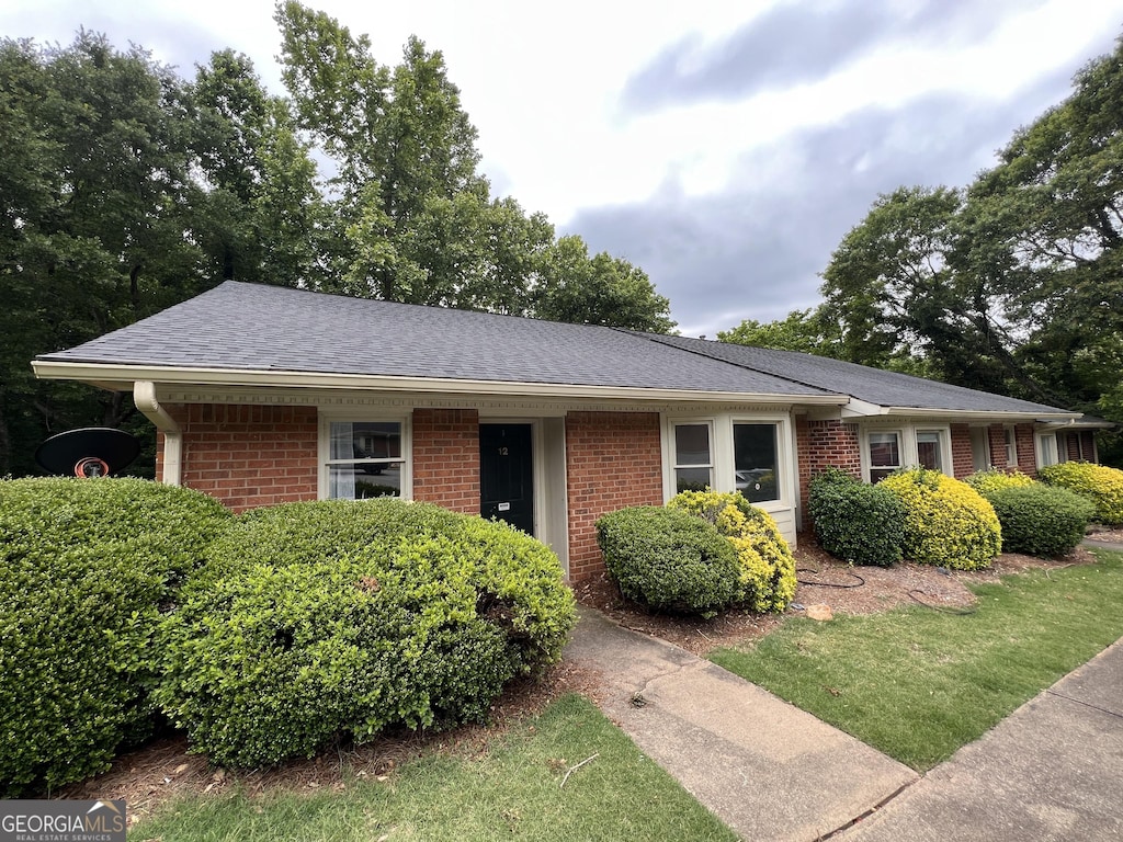 single story home with a front lawn