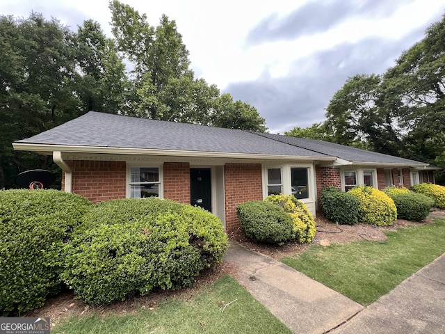 single story home with a front lawn