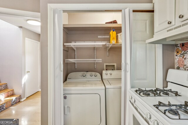 washroom featuring light hardwood / wood-style flooring and independent washer and dryer