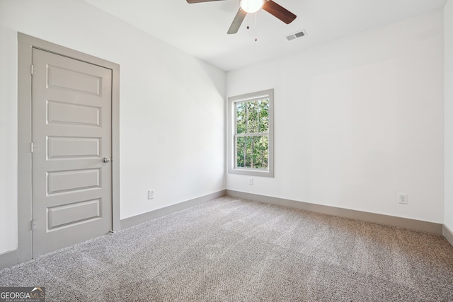 carpeted empty room featuring ceiling fan