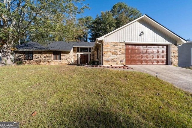 view of front of property featuring a front yard and a garage