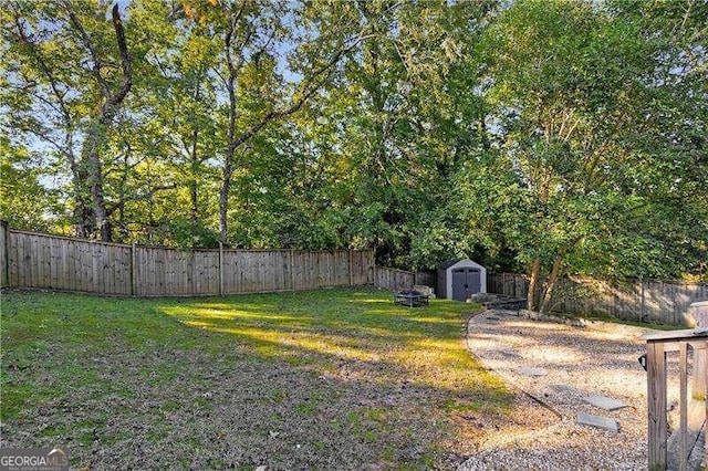 view of yard featuring a shed