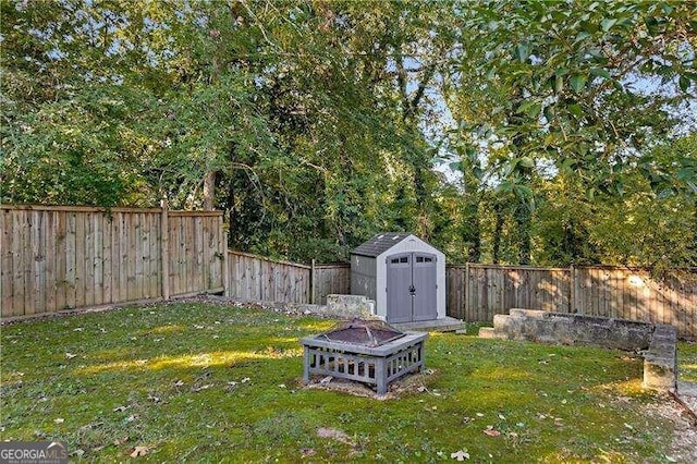 view of yard featuring a shed