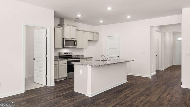 kitchen featuring stainless steel appliances, sink, an island with sink, and gray cabinets