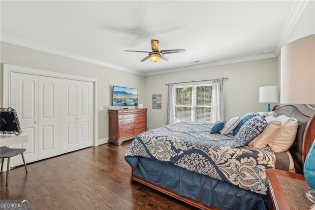 bedroom with ornamental molding, dark wood-type flooring, a closet, and ceiling fan