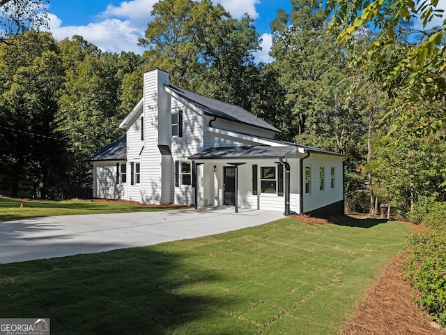 view of front of home with a front lawn