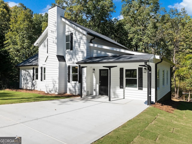 view of front of home featuring a front lawn