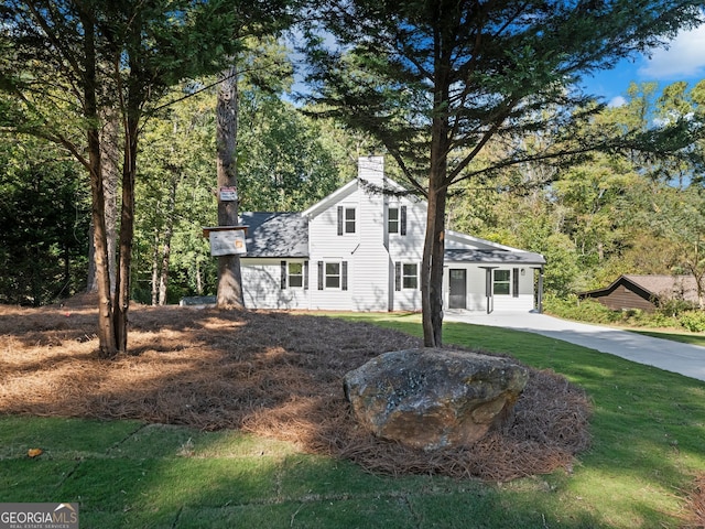 view of front of property featuring a front lawn