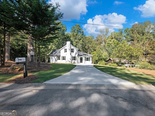 view of front of home featuring a front lawn