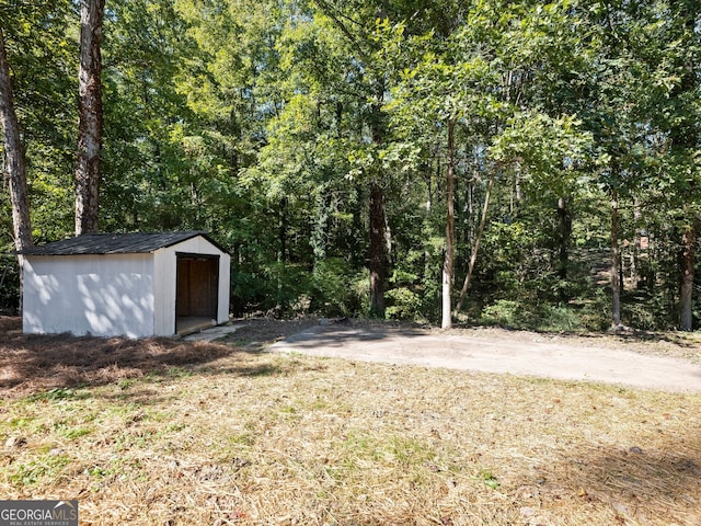 view of yard with an outbuilding