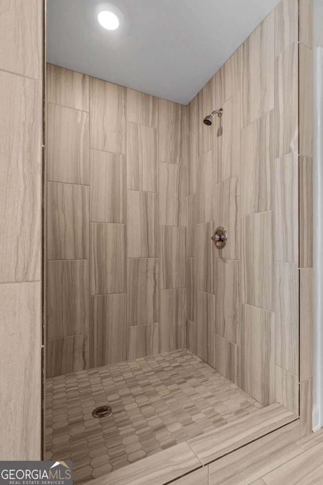 bathroom featuring tiled shower