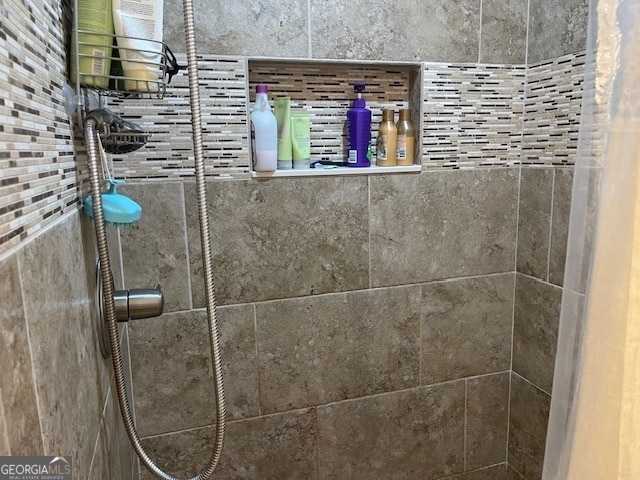 room details featuring tiled shower