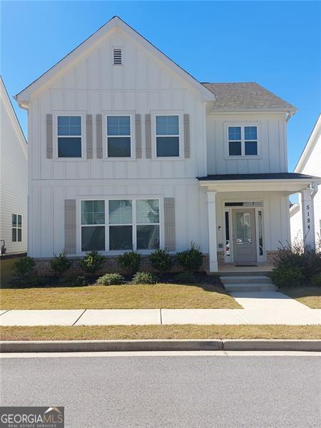 view of front of property with a front yard