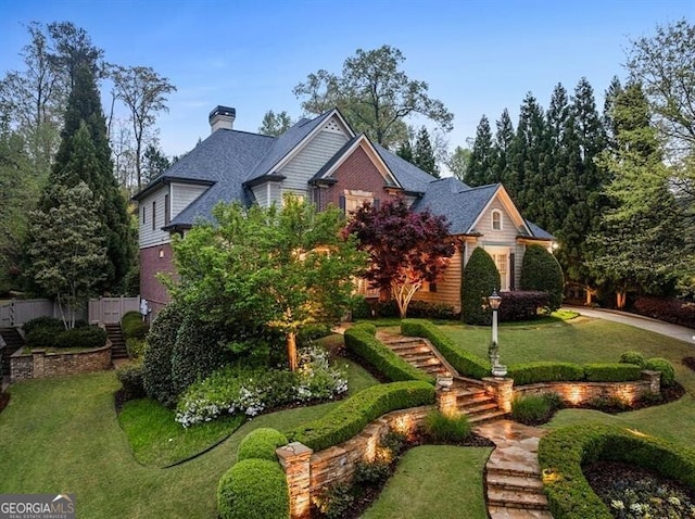 view of front of property featuring a front yard