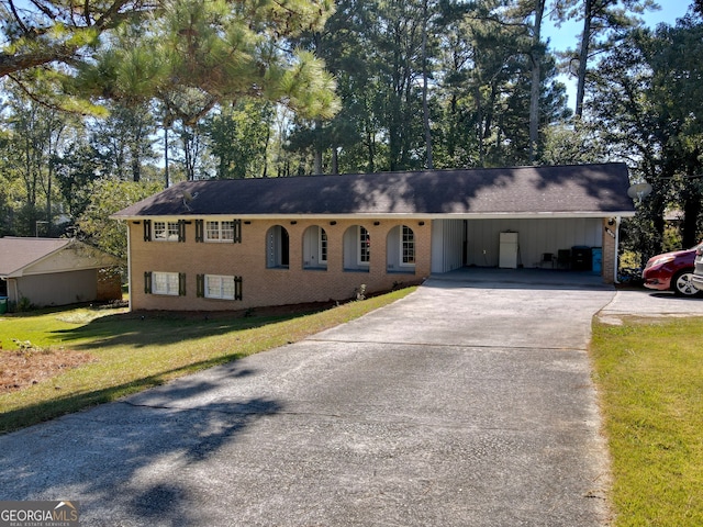 view of front of property with a front yard