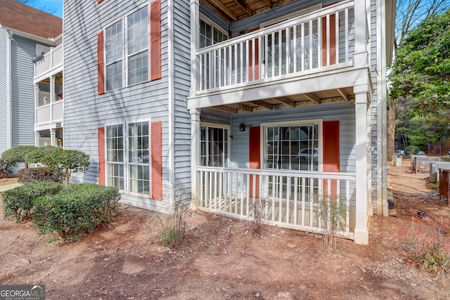 property entrance featuring a balcony