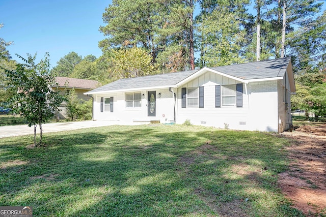 single story home with a front yard