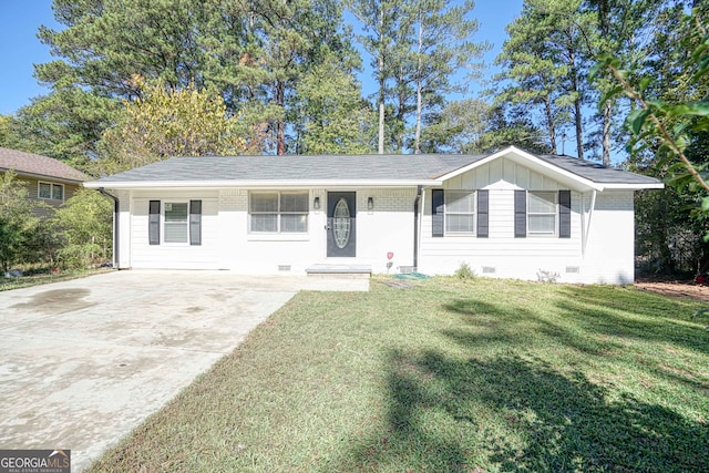 ranch-style house featuring a front yard