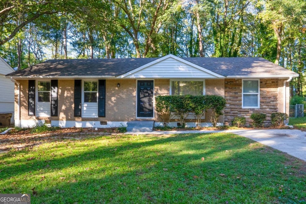 single story home with a front yard