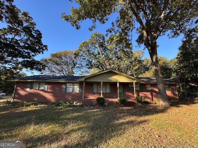 ranch-style house featuring a front lawn