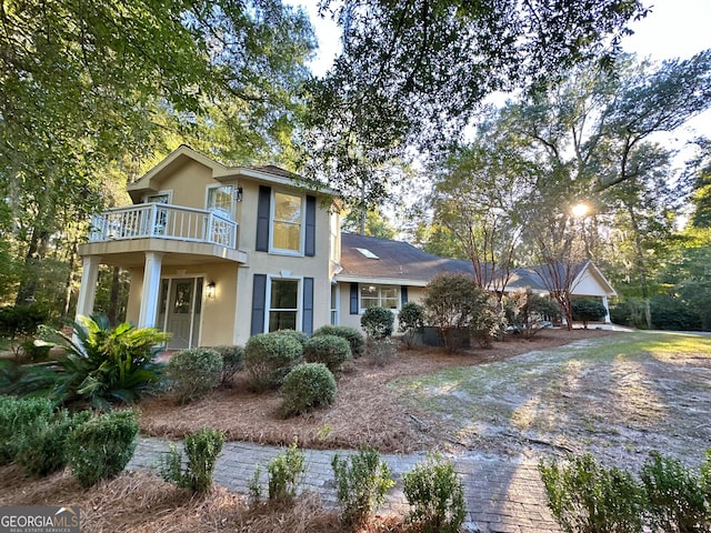 view of front of property featuring a balcony