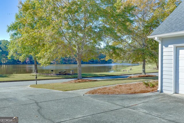view of yard with a water view