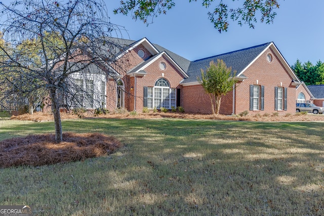 front of property with a front lawn