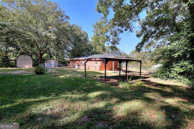 view of yard featuring a storage shed