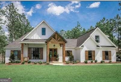 modern farmhouse featuring a front lawn