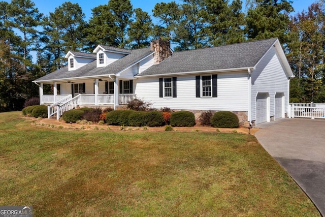 view of front of property featuring a front yard and covered porch