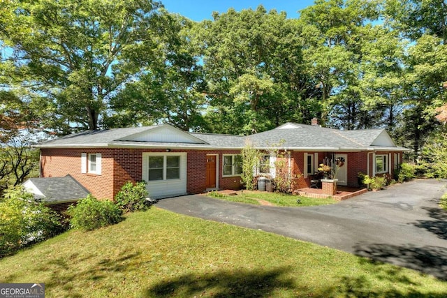 view of front of home featuring a front yard and central AC unit